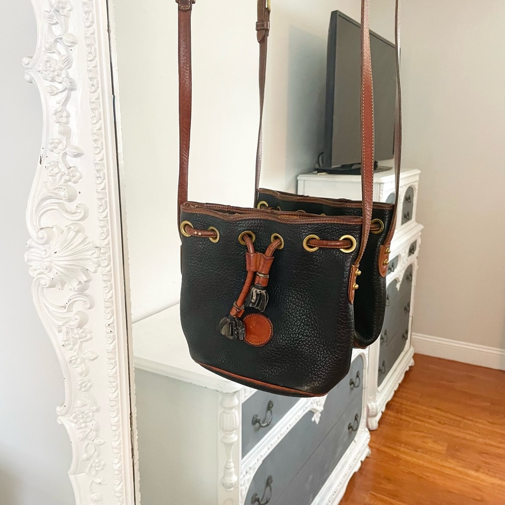 AUTHENTIC Vintage Dooney & Bourke Pebble Grain Leather Bucket Crossbody Bag